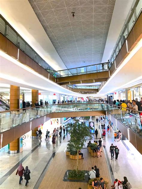 Mid valley megamall is a 4.5 million square feet (420,000 m²) complex comprising a shopping mall, an office tower block, 30 signature offices and 2 hotels it also houses an 18 screen cinema. Robinsons Midvalley Liquidates and Long Queues Appear at ...