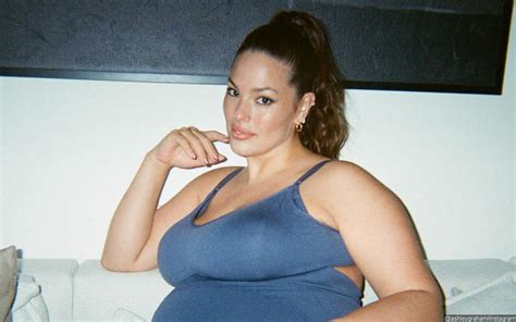 Pregnant Ashley Graham Bares All In New Selfie