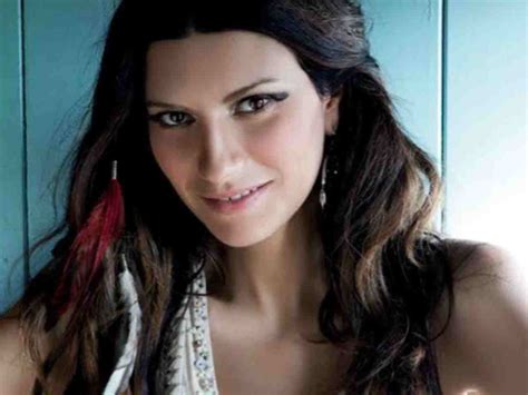 Laura pausini fa il primo passo dopo quattro anni di silenzi con la tatangelo, causa le battute fatte sui seni rifatti e i reciproci fidanzati, e difende la collega dopo l'eliminazione da sanremo con un post su. Laura Pausini, il ricordo sensuale di un anno fa - FOTO