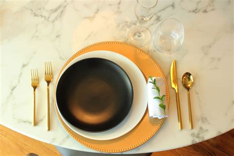 It should never go in the water glass or tea cup, no matter how pretty it makes the table setting look. 12 Modern Thanksgiving Table Setting Ideas