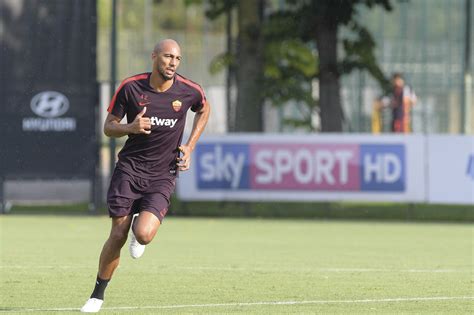Nzonzi comenzó su carrera en la ligue 2 lado amiens , impresionando lo suficiente para ganar el paso a premier league. Nzonzi: il gigante silenzioso. Regia, corsa e grinta per ...