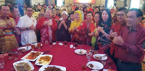 Chieng siong ming membuat rumah terbuka tahun baru cina di rumahnya. Jainab hadir rumah terbuka Tahun Baru Cina PBS ...