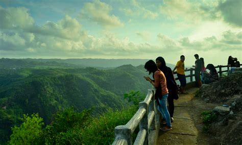 Kedua pasar ini menjadi tujuan favorit wisatawan yang datang ke yogyakarta. Wisata Kebun Buah Mangunan Bantul, Yogyakarta - WisataTok