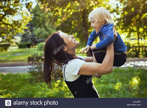 Familia Feliz Madre Jugando Con Su Hijo Fotografía De