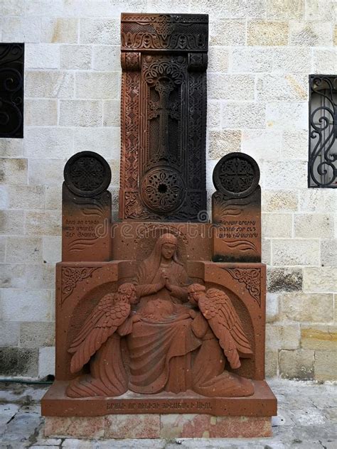Ein Khachkar Armenischer Querstein Mit Traditionellem ...