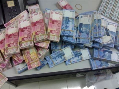 Documents similar to gambar uang. Frendiks : Penilaian Terhadap Uang