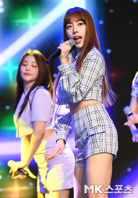 Share a gif and browse these related gif searches. 브레이브걸스 은지 `반짝반짝` MK포토 - MK스포츠