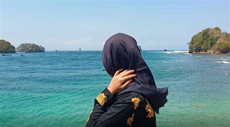 Pada anjungan pantai manakarra terdapat 6 pilar merah sebagai penanda 6 kecamatan. 10 Foto Pantai Gatra Malang Harga Tiket Masuk 2020