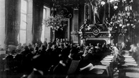 Der versailler vertrag mit seinen bestimmungen und folgen für die weimarer republik in einer im spiegelsaal von versailles verhandelten die delegierten der siegermächte vom 18. Vertrag von Versailles 1919: So begann die (Un ...