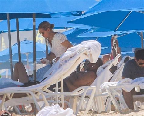 Ted Cruz S Wife Heidi Soaks Up Sun Cancun Without Senator After Trying To Escape Texas Winter