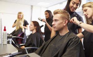Die männer haben es mal wieder einfach: Friseur-Ausbildung