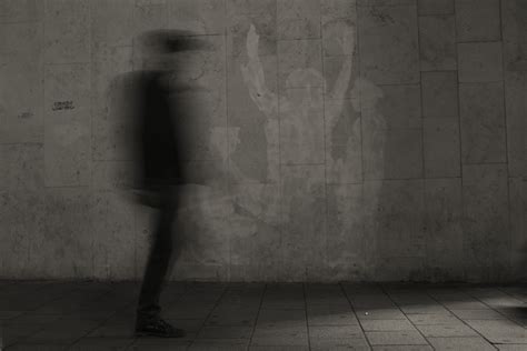 무료 이미지 남자 보행 사람 빛 검정색과 흰색 화이트 밤 원근법 벽 혼자 운동 산책 여행 그림자