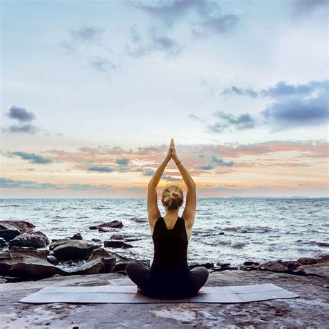 Yoga En La Playa Para Relajarte Y Reconectar Contigo Misma