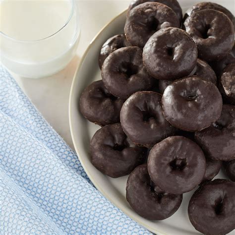 Freshness Guaranteed Chocolate Frosted Mini Donuts Bakery Clamshell14