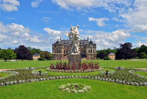 Hat sich die denkmalgerechte wiederherstellung des barocken kleinods zum ziel gesetzt. Palais - Großer Garten Dresden Foto & Bild | deutschland ...