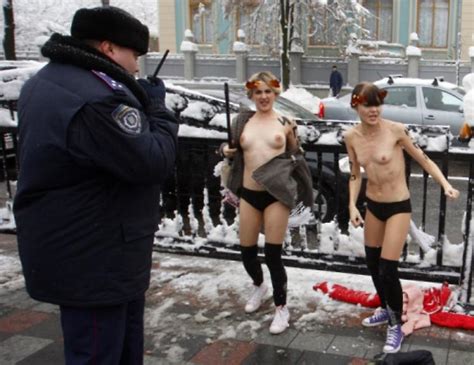 Femen Tutte Nude Altro Attacco All Aula Ucraina Libero Quotidiano