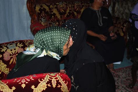 Hari raya idul fitri sebentar lagi akan menyapa. Untuk Kita-Kita: Anak Menantu Bersalaman Dengan Emak Di ...