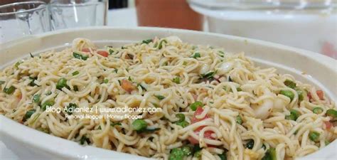 Warna biru nasi terhasil daripada kelopak bunga telang yang digunakan dalam masakan. Resepi Mudah | Kerabu Mee Segera Thailand