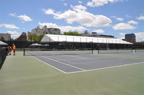 כדי לעזור לך להתמצא ברחבי וויליאמסברג, הנה שם העסק וכתובתו בשפה המקומית. McCarren Tennis Courts to Add Heated Bubble for Winter ...