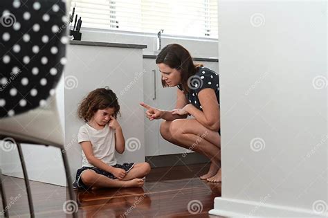 Madre Hablando Y Disciplinando A Su Hija Traviesa Foto De Archivo