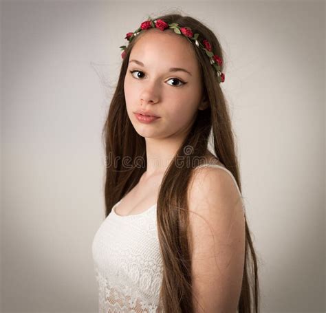belle fille hippie de l adolescence dans le dessus blanc photo stock image du pâle teen 63560416