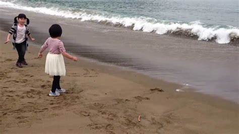 Spelende Meisjes Op Het Strand Van Hiwasa Youtube