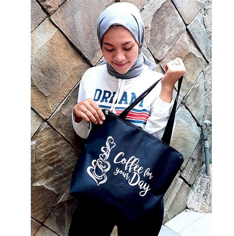 Anda bisa memilih tas sesuai dengan kebutuhan mulai dari desain hingga harganya yang memas pas. Tas Tote Bag Wanita Ori Kobucca Coffee For Your Day Warna ...