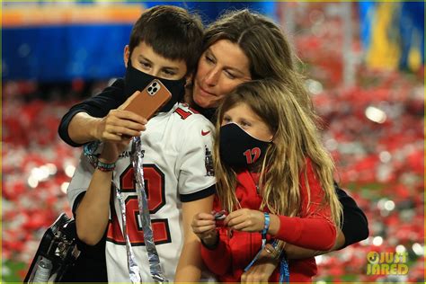 .tampa bay buccaneers quarterback tom brady divulged that he and his wife, gisele bundchen according to nfl network's mike garafolo, brady said gisele wasn't satisfied with our marriage. Tom Brady Kisses Wife Gisele Bundchen on Super Bowl Field ...