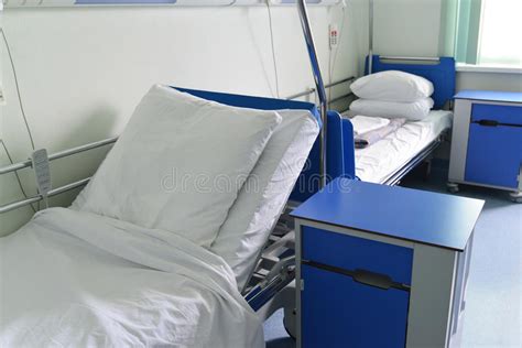Faktisch gesehen gibt es in deutschland im internationalen vergleich zu viele krankenhausbetten: Krankenhausbetten In Der Krankenstation Stockfoto - Bild ...