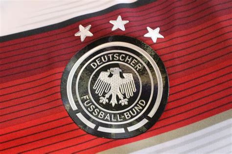 Afrikaans čeština dansk deutsch ελληνικά english english (uk) español (españa) español suomi français bahasa indonesia italiano 日本語 한국어 bahasa melayu norsk nederlands polski. DFB-Logo der Nationalmannschaft (Fußball, WM 2014)
