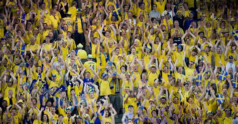 The club spent the next forty years in lower division anonymity. Den gången 50 000 svenska fans sjöng Sverige vidare från ...