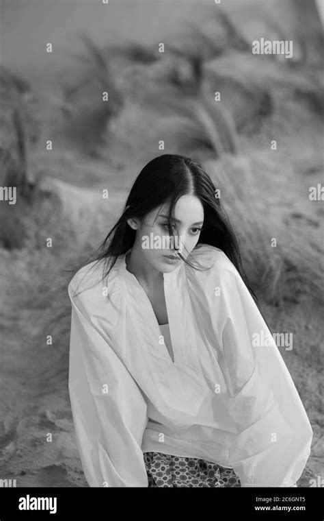 Chinesische Schauspielerin Und Model Gulnezer Bextiyar Bei Einem Magazin Shooting Set Juni