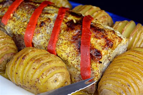 1 cinta de lomo de cerdo de un kilo, llega para 6 personas, 4 cdas aceite de oliva, orégano, perejil y curry, sal y pimienta, 1 lata cerveza. Lomo de cerdo al horno con patatas hasselback
