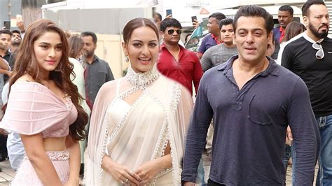 Salman Khans Dhamakedar Entry Wid Saiee Manjrekar And Sonakshi Sinha Dabbang3 Trailer Launch