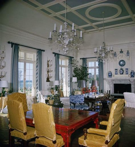 M.a.di's flat pack folding home takes less than a day to install with an electrical system, plumbing and sanitary water system, heating/cooling system (air conditioning) and pvc frames. ilclanmariapia: Babe Paley