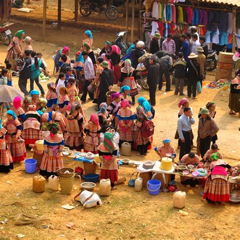 visit-vietnam-s-colorful-ethnic-minority-market-in-the-mountains-of-bac