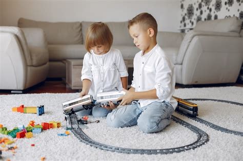 Niños Jugando Con Lego Y Tren De Juguete En Una Sala De Juegos Foto Gratis