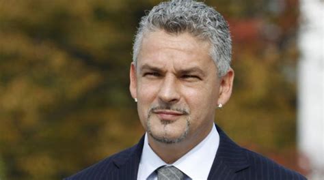 Il papà invece è 'un tipo un po' anormale' perché io non sono uno che è mai andato molto d'accordo col potere. Roberto Baggio biografia: chi è, età, altezza, peso ...