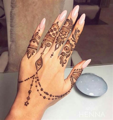 Pretty Henna Hand Tatuaggi Con Henna Design Per Tatuaggio Allhennè