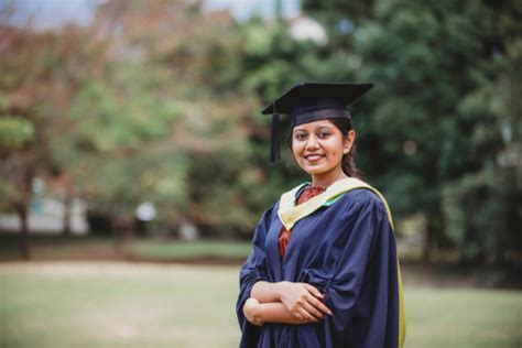 Besides ba and bs, there are other types of bachelor degrees, such as bfa (bachelor of fine arts) and bba (bachelor of business administration). Which degree is better: BA or BS?
