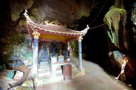 Ba mặt được bao bọc bởi dãy núi thất tinh, trước mặt là hồ tam chúc có sáu quả núi lục sơn thủy nhô lên. Tam Cốc - Bích Động Ninh Bình