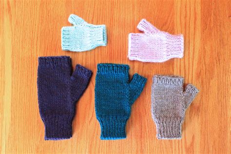 Do you have trouble getting kids to wear gloves? Simple Fingerless Glove Knitting Pattern - PurlsAndPixels