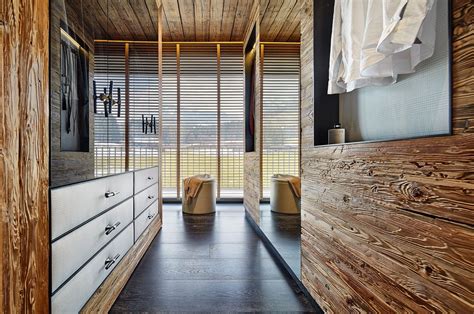 Links befinden sich fächer, mittig und. Hochwertiger begehbarer Kleiderschrank aus Holz: Alpine Spirit. (mit Bildern) | Penthouse ...