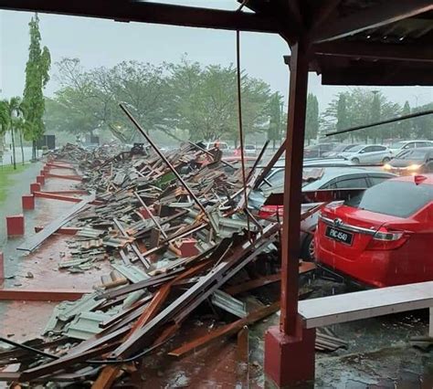 Lebih berani setelah lampu isyarat bertukar hijau, menandakan kereta akan mula bergerak, beliau masih kekal berdiri di hadapan kereta itu. Bumbung pejalan kaki, parkir berbumbung Hospital Teluk ...