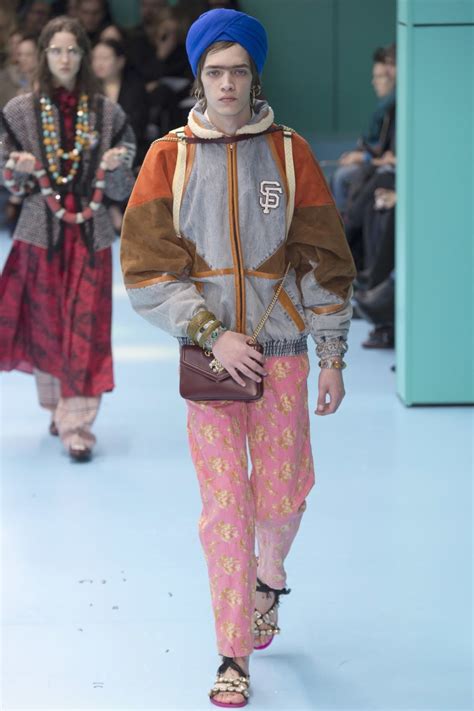 Gucci Hijab Fashion Show Voal Motif