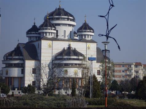 Ne deplasam catre mioveni, unde vizitam catedrala sf apostoli petru si pavel din centrul orasului. Biserica Sf. Apostoli Petru şi Pavel - Mioveni