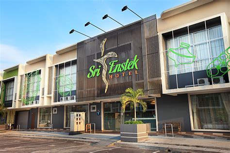 Shoppers can check out dpulze shopping centre, while everyone can enjoy the natural beauty of klia jungle boardwalk and sepang gold coast. Sri Enstek Hotel, cozy stay with Malaysian cultural arts ...