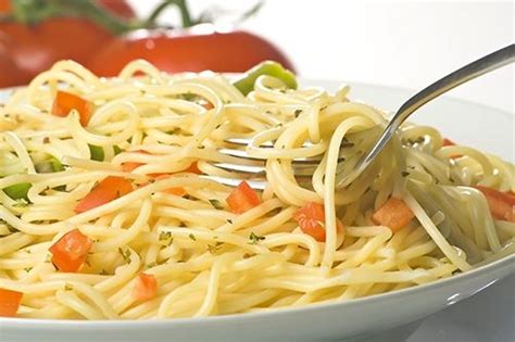 Un plato clásico de la cocina italiana. Espaguetis con Tomate y Espárragos Verdes Receta ...