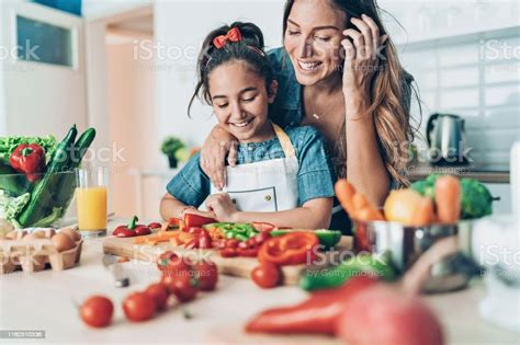 Mother Teaching Her Daughter To Cook Fotografias De Stock E Mais