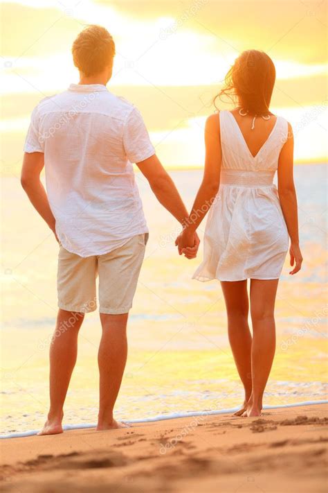 Junges Paar Hand In Hand Am Strand Sonnenuntergang